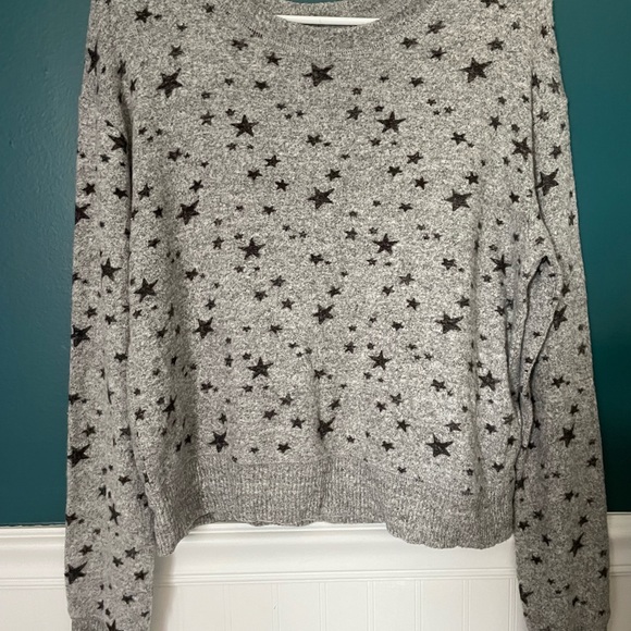 Hollister! grey and black star sweater/thicker long sleeve - Picture 1 of 4